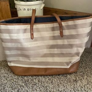Tommy Hilfiger purse/tote. No stains. super clean. Outside shows everyday wear